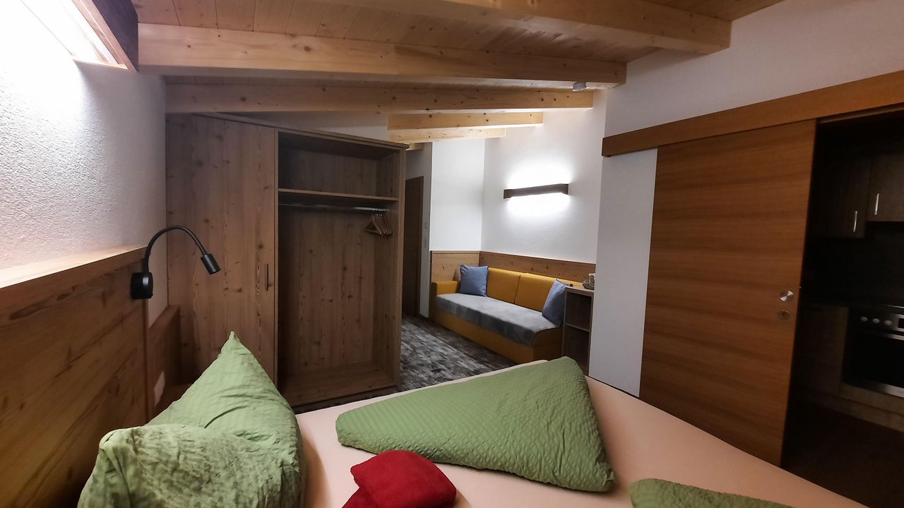 Zimmer Doppelbett mit Schlafcouch Zimmer Doppelbett mit Schlafcouch